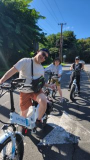 .
❤️Happiness is planning a trip somewhere new with someone you love ❤️
・
5ヵ月ぶりにハワイに戻って来られた
大切なリピーターのご夫婦🫶✨🫶
・
たくさんのリピーターの方に
支えられて本当に感謝🙏🥹🙏
どうもありがとう💖
・
今回はマノアを満喫しました！
天気にも恵まれて良かったぁ😊
来年は一緒にココヘッドに挑戦するよ💪
・
#hawaii #ebike #tour #rental #friends #couple #hiking #poke #cafe #biking #oahu #thankyou #hawaiiactivities #vacation #旅行 #バケーション #ハワイ #アクティビティ #ツアー #レンタル #電動自転車 #友達 #夫婦 #ハワイ #ハワイ旅行 #ハイキング #ポケ #カフェ #夫婦 #ありがとう